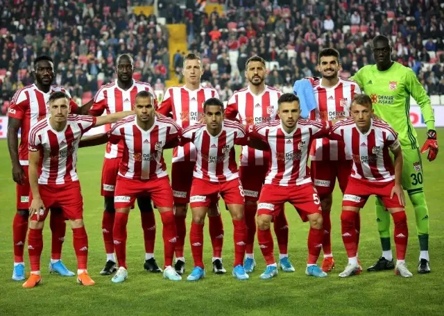 Süper Lig'de zirve 3 kez el değiştirdi Süper Lig'de zirve 3 kez el değiştirdi