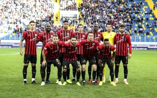 Süper Lig'de zirve 3 kez el değiştirdi Süper Lig'de zirve 3 kez el değiştirdi