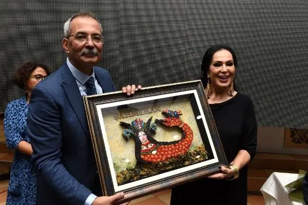 Tarsus'ta Türkan Şoray izdihamı Tarsus'ta Türkan Şoray izdihamı