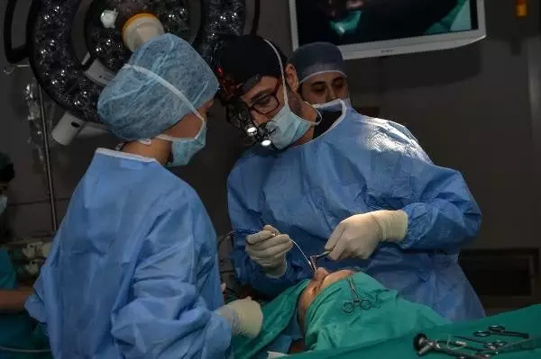 Türk doktor ameliyat etti, 350 yabancı doktor izledi Türk doktor ameliyat etti, 350 yabancı doktor izledi