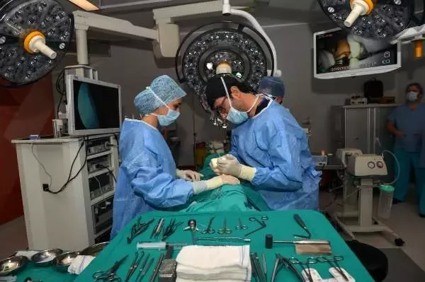 Türk doktor ameliyat etti, 350 yabancı doktor izledi Türk doktor ameliyat etti, 350 yabancı doktor izledi