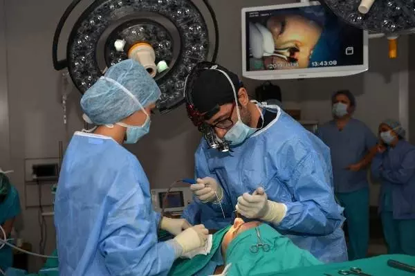 Türk doktor ameliyat etti, 350 yabancı doktor izledi Türk doktor ameliyat etti, 350 yabancı doktor izledi