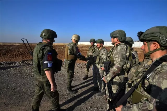 Türk ve Rus askerlerinin Fırat'ın doğusundaki 7'nci kara devriyesi tamamlandı Türk ve Rus askerlerinin Fırat'ın doğusundaki 7'nci kara devriyesi tamamlandı