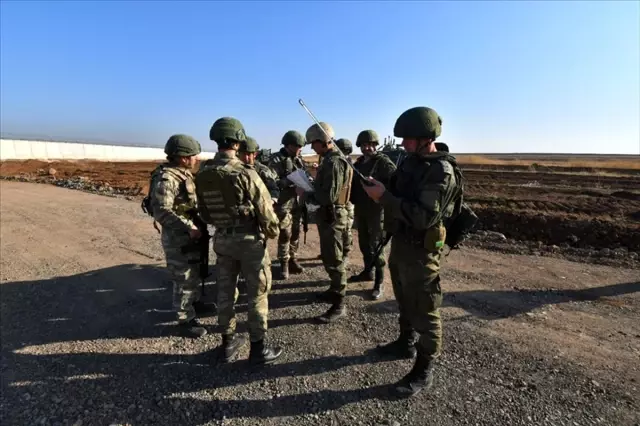 Türk ve Rus askerlerinin Fırat'ın doğusundaki 7'nci kara devriyesi tamamlandı Türk ve Rus askerlerinin Fırat'ın doğusundaki 7'nci kara devriyesi tamamlandı