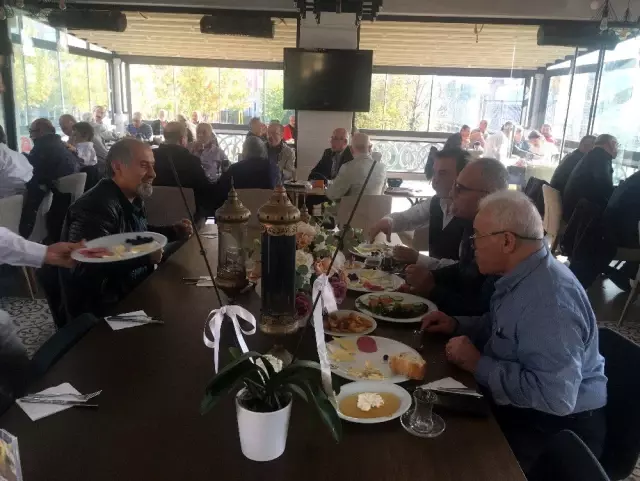 20 yıl sonra doğup büyüdükleri Kadırga'da bir araya geldiler 20 yıl sonra doğup büyüdükleri Kadırga'da bir araya geldiler