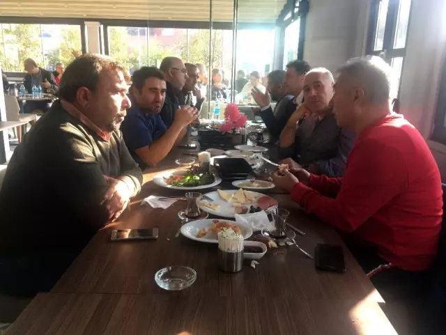 20 yıl sonra doğup büyüdükleri Kadırga'da bir araya geldiler 20 yıl sonra doğup büyüdükleri Kadırga'da bir araya geldiler