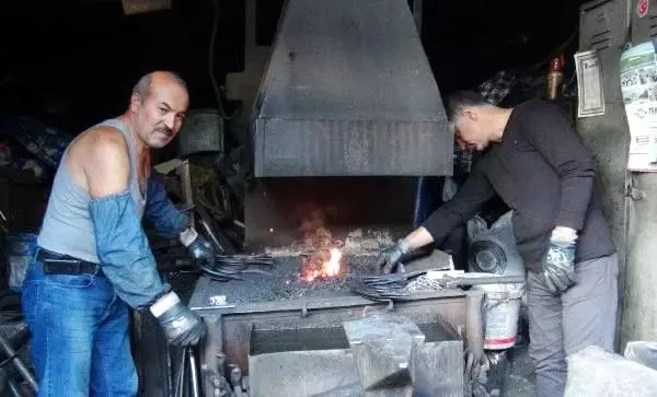 48 yıldır demir dövüyor 48 yıldır demir dövüyor