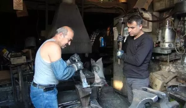 48 yıldır demir dövüyor 48 yıldır demir dövüyor