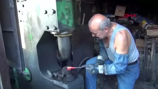 48 yıldır demir dövüyor 48 yıldır demir dövüyor