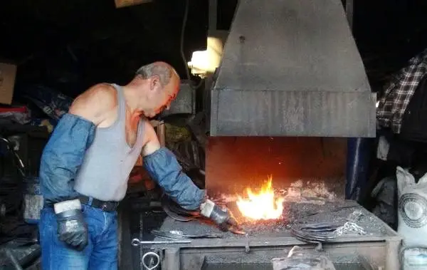 48 yıldır demir dövüyor 48 yıldır demir dövüyor