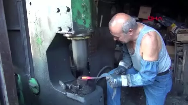 48 yıldır demir dövüyor 48 yıldır demir dövüyor