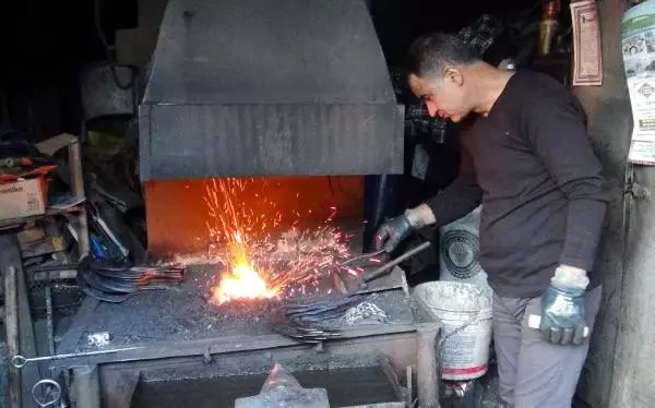 48 yıldır demir dövüyor 48 yıldır demir dövüyor