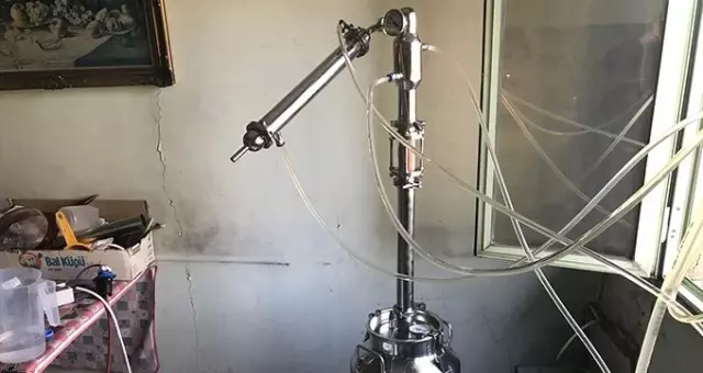 Adana'da süt sağma makinesiyle sahte rakı üretimi: 2 kişi gözaltına alındı