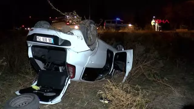 Ankara'da kontrolden çıkan otomobil şarampole uçtu 4 yaralı Ankara'da kontrolden çıkan otomobil şarampole uçtu 4 yaralı