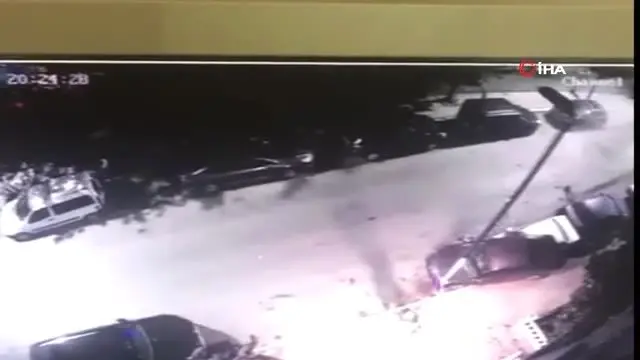 Araç ile polisten kaçarken cadde üzerinde bulunan 6 otomobile çarpıp kaza yaptılar Araç ile polisten kaçarken cadde üzerinde bulunan 6 otomobile çarpıp kaza yaptılar