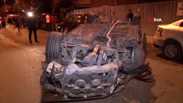 Araç ile polisten kaçarken cadde üzerinde bulunan 6 otomobile çarpıp kaza yaptılar Araç ile polisten kaçarken cadde üzerinde bulunan 6 otomobile çarpıp kaza yaptılar