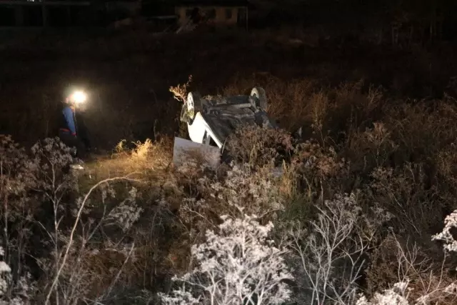 Başkent'te virajı alamayan otomobil boş araziye uçtu: 4 yaralı