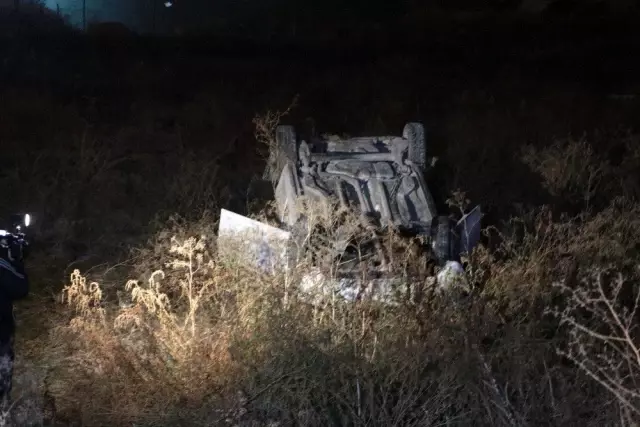 Başkent'te virajı alamayan otomobil boş araziye uçtu: 4 yaralı Başkent'te virajı alamayan otomobil boş araziye uçtu: 4 yaralı