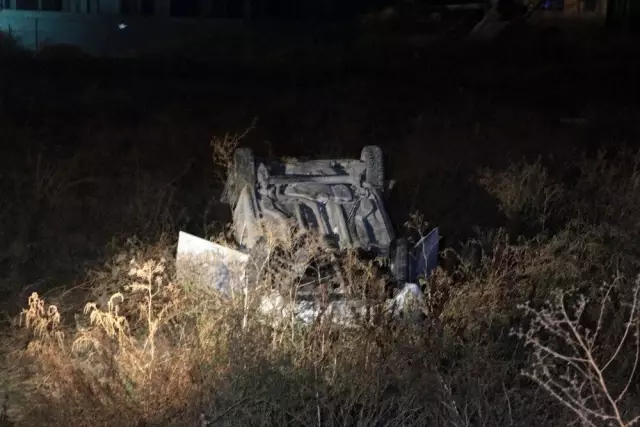 Başkent'te virajı alamayan otomobil boş araziye uçtu: 4 yaralı Başkent'te virajı alamayan otomobil boş araziye uçtu: 4 yaralı