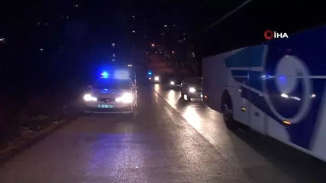 Başkent'te virajı alamayan otomobil boş araziye uçtu: 4 yaralı Başkent'te virajı alamayan otomobil boş araziye uçtu: 4 yaralı