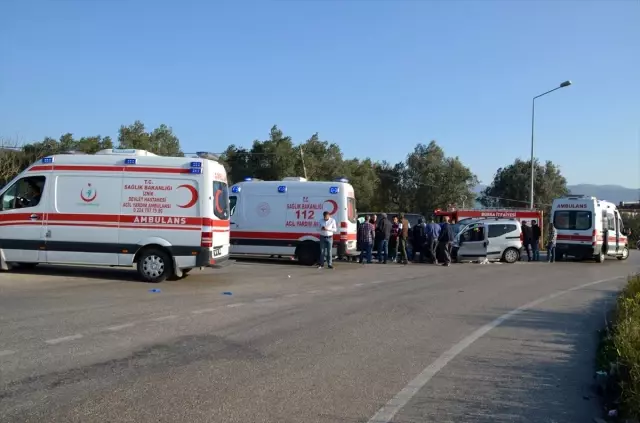 Bursa'da minibüs ile hafif ticari araç çarpıştı: 10 yaralı Bursa'da minibüs ile hafif ticari araç çarpıştı: 10 yaralı
