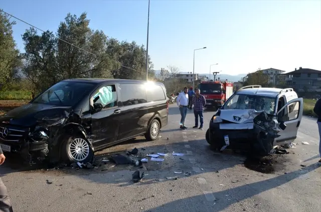 Bursa'da minibüs ile hafif ticari araç çarpıştı: 10 yaralı Bursa'da minibüs ile hafif ticari araç çarpıştı: 10 yaralı