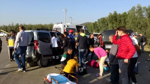 Bursa'da minibüs ile hafif ticari araç çarpıştı: 10 yaralı Bursa'da minibüs ile hafif ticari araç çarpıştı: 10 yaralı