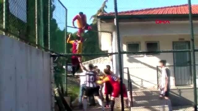 Denizli'de amatör maçta çıkan kavgaya futbolcularda karıştı