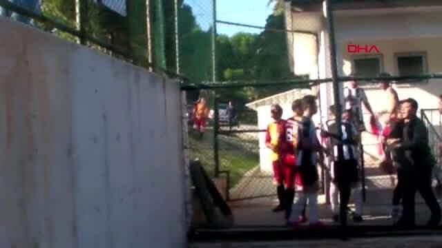 Denizli'de amatör maçta çıkan kavgaya futbolcularda karıştı