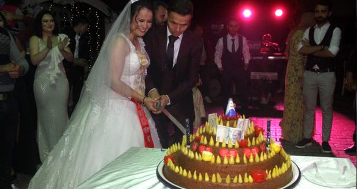 Düğünlerinin unutulmaz olmasını isteyen gelin ve damat pasta yerine çiğ köfte kesti