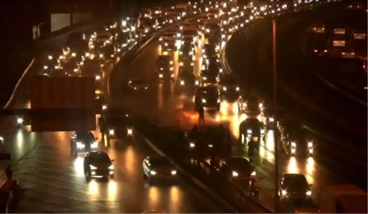 E5'te alev alev yanan aracı beton mikseri söndürdü