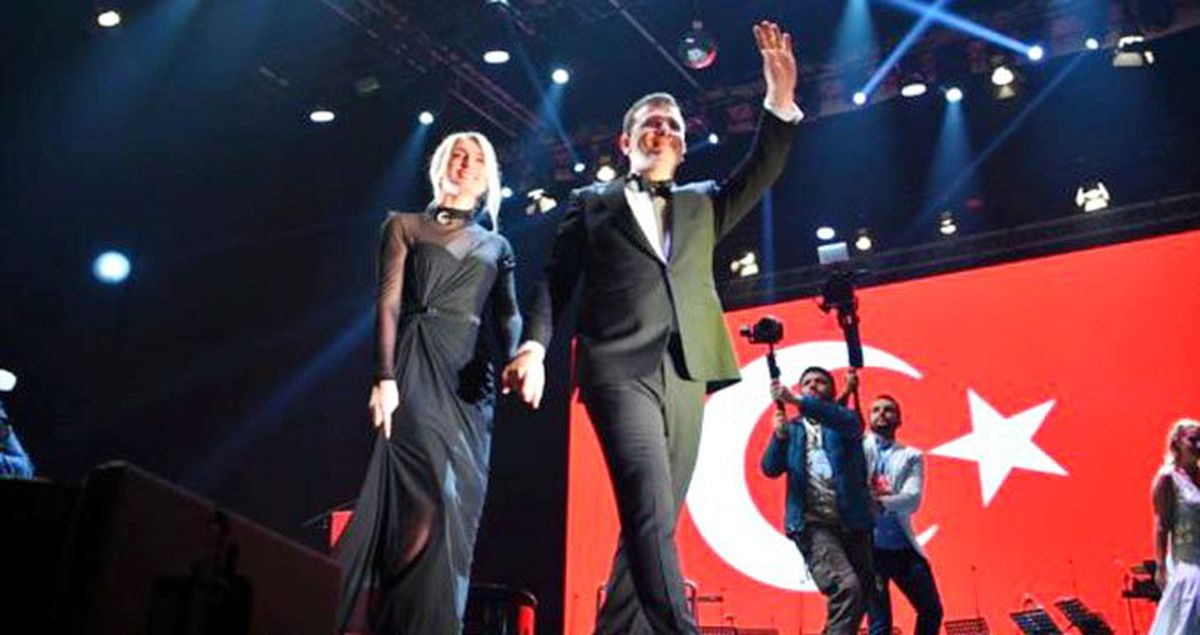 Ekrem İmamoğlu, Cumhuriyet kutlamalarında eşinin kıyafetini eleştirenlere cevap verdi: Şiddetle kınıyorum