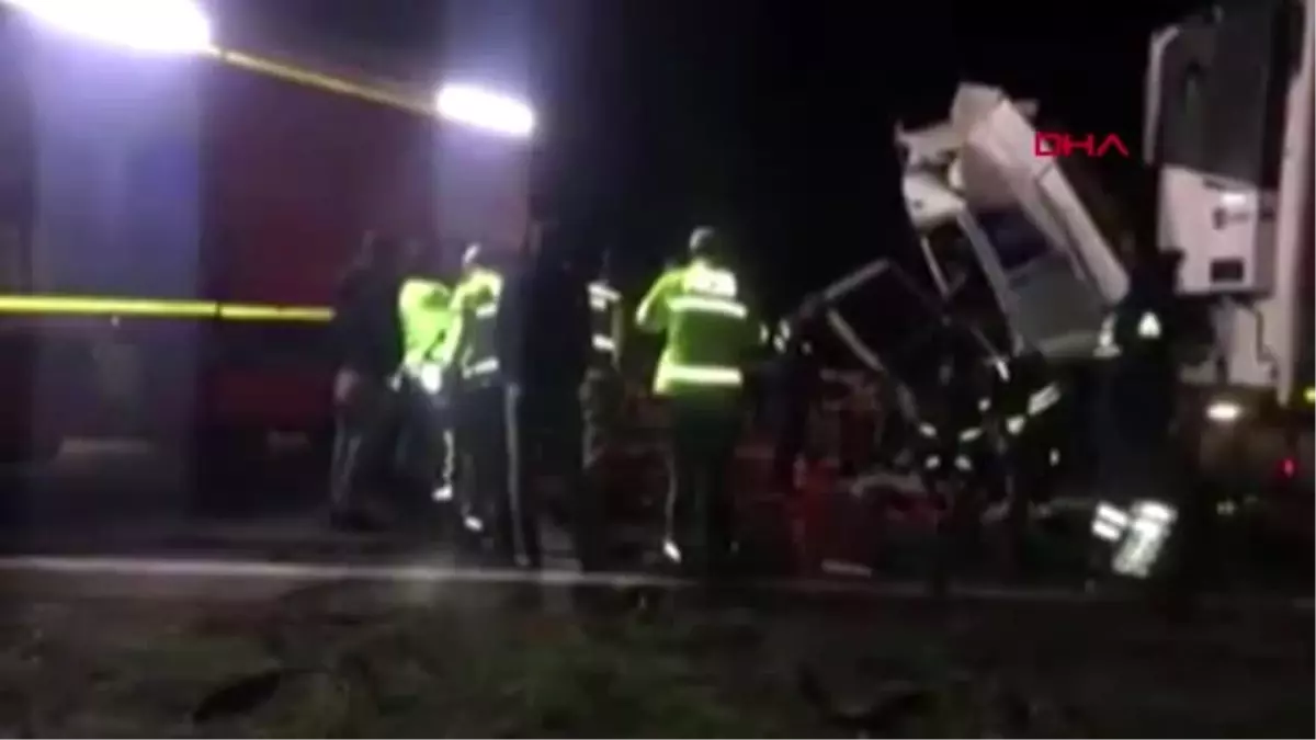 Gaziantep bariyerlere çarpan tır'ın şoförü yaralandı