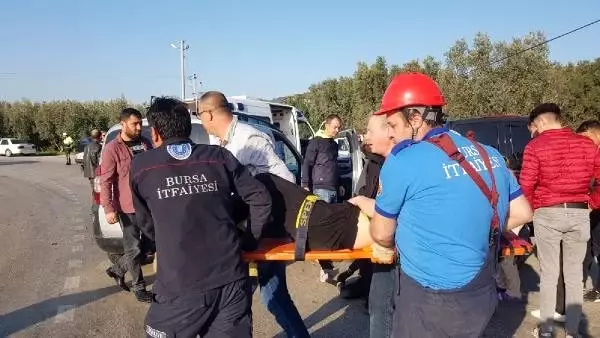 Hafif ticari araç ile minibüs çarpıştı: 3'ü ağır, 10 yaralı