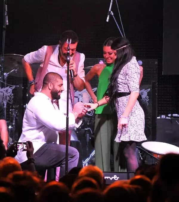 Hakan Altun konserinde evlilik teklifi yapacaklar önce LÖSEV'e bağış yapacak Hakan Altun konserinde evlilik teklifi yapacaklar önce LÖSEV'e bağış yapacak
