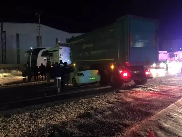 Hatay'da tır ile otomobil çarpıştı: 5 yaralı Hatay'da tır ile otomobil çarpıştı: 5 yaralı