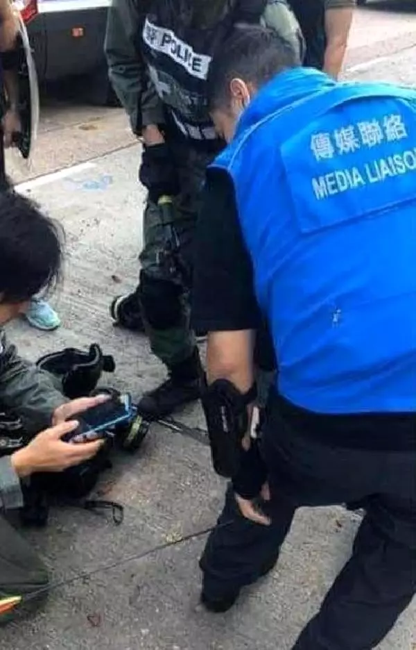 Hong Kong'da protestolarda bir sağlık görevlisi ok ile vuruldu