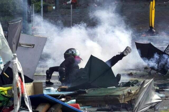 Hong Kong'da protestolarda bir sağlık görevlisi ok ile vuruldu