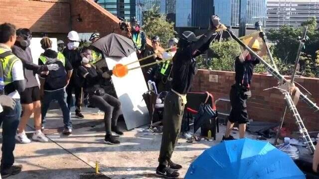 Hong Kong'da protestolarda bir sağlık görevlisi ok ile vuruldu
