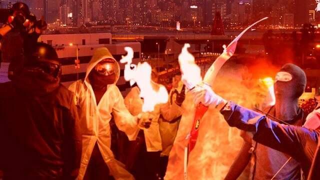 Hong Kong'da protestolarda bir sağlık görevlisi ok ile vuruldu