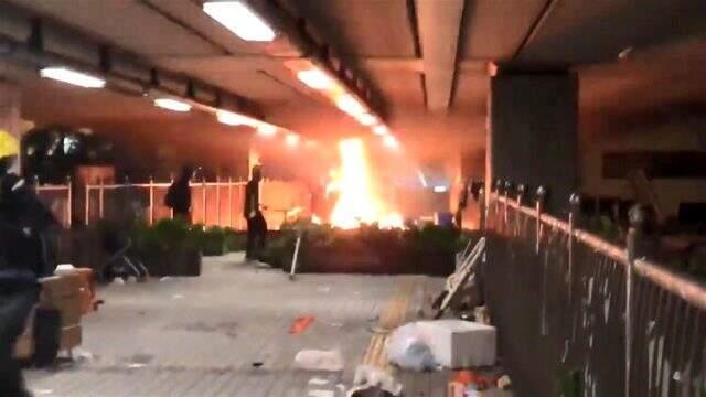 Hong Kong'da protestolarda bir sağlık görevlisi ok ile vuruldu