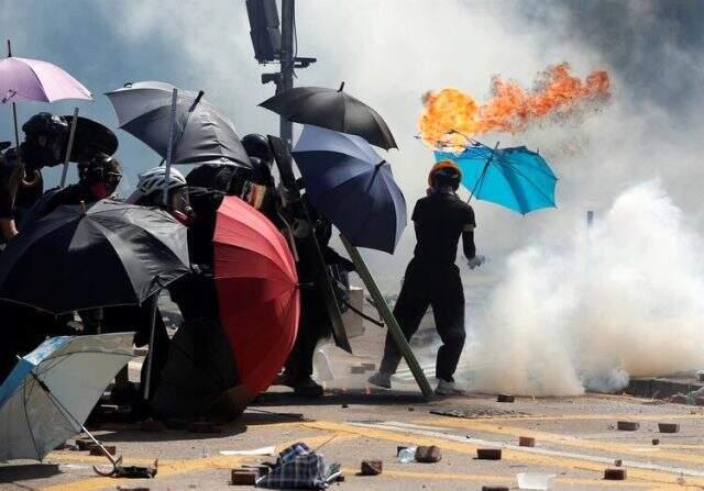Hong Kong'da protestolarda bir sağlık görevlisi ok ile vuruldu