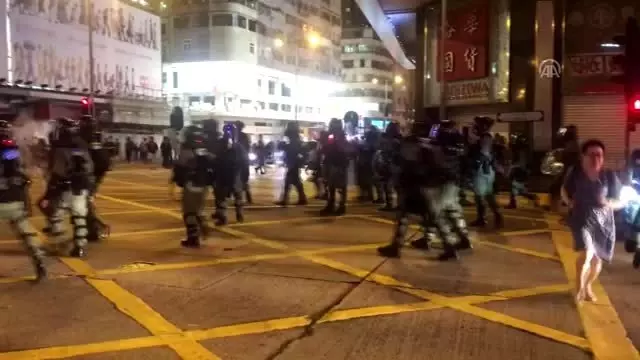 Hong Kong'daki protestolarda bir polis okla yaralandı - HONG Hong Kong'daki protestolarda bir polis okla yaralandı - HONG