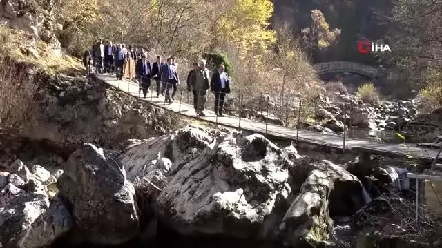 Horma Kanyonuna 3 kilometre uzunluğunda yürüyerek parkuru yapıldı Horma Kanyonuna 3 kilometre uzunluğunda yürüyerek parkuru yapıldı