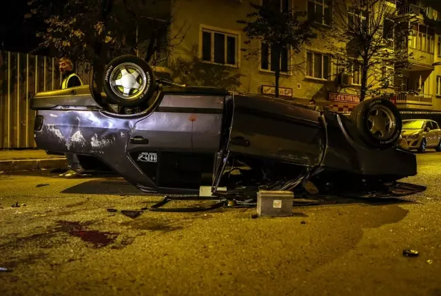 İstanbul'da polisten kaçan otomobil devrildi: 2 yaralı İstanbul'da polisten kaçan otomobil devrildi: 2 yaralı