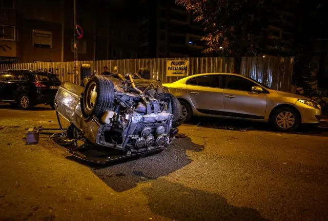 İstanbul'da polisten kaçan otomobil devrildi: 2 yaralı İstanbul'da polisten kaçan otomobil devrildi: 2 yaralı