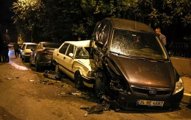 İstanbul'da polisten kaçan otomobil devrildi: 2 yaralı İstanbul'da polisten kaçan otomobil devrildi: 2 yaralı