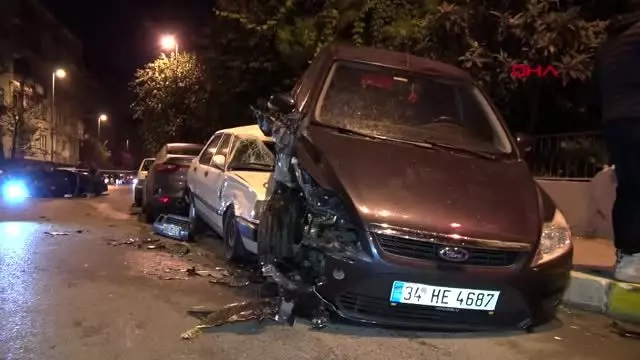 İstanbul-polisten kaçan şüpheliler park halindeki 6 otomobile çarptı 2 yaralı İstanbul-polisten kaçan şüpheliler park halindeki 6 otomobile çarptı 2 yaralı