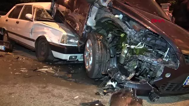 İstanbul-polisten kaçan şüpheliler park halindeki 6 otomobile çarptı 2 yaralı İstanbul-polisten kaçan şüpheliler park halindeki 6 otomobile çarptı 2 yaralı