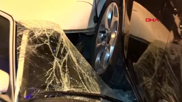 İstanbul-polisten kaçan şüpheliler park halindeki 6 otomobile çarptı 2 yaralı İstanbul-polisten kaçan şüpheliler park halindeki 6 otomobile çarptı 2 yaralı